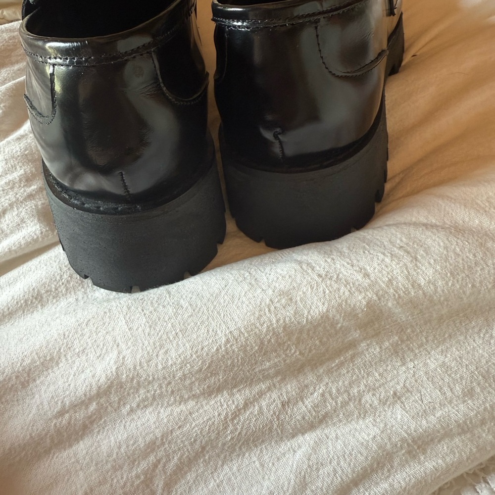 Elegant Black and Gold Slip-On Loafers with Polished Finish - Picture 4 of 4